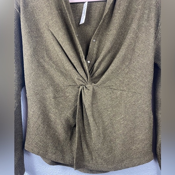 NWT Madewell Twist Front Long Sleeve Shimmery Top Womens S Green Button Mature - Picture 8 of 13